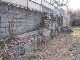 谷戸坂下・製氷工場跡のレンガ壁