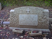 マデリンの墓碑